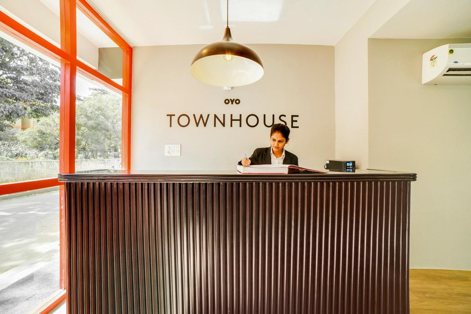 Townhouse Sarvar Hospitality Near Ascendas Park Square Mall Bangalore Exterior foto